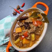 <BR><strong style="color: red"> nieuw in het assortiment:</strong> Pittige Indische runderstoofschotel met kokos en pompoen